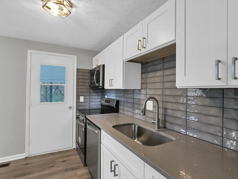 8906 Lakefield Ct — Photo 6