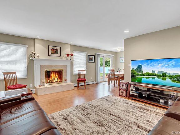 4th image of 32 Strathmore Village Drive