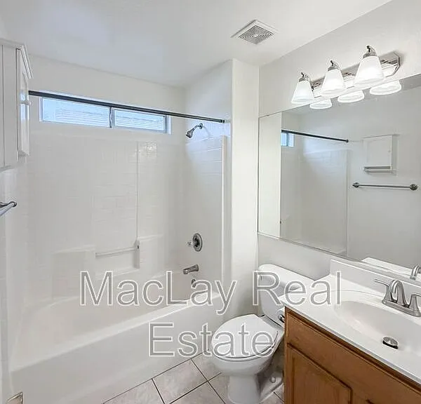 2863 E Oakland Ct — Photo 17
