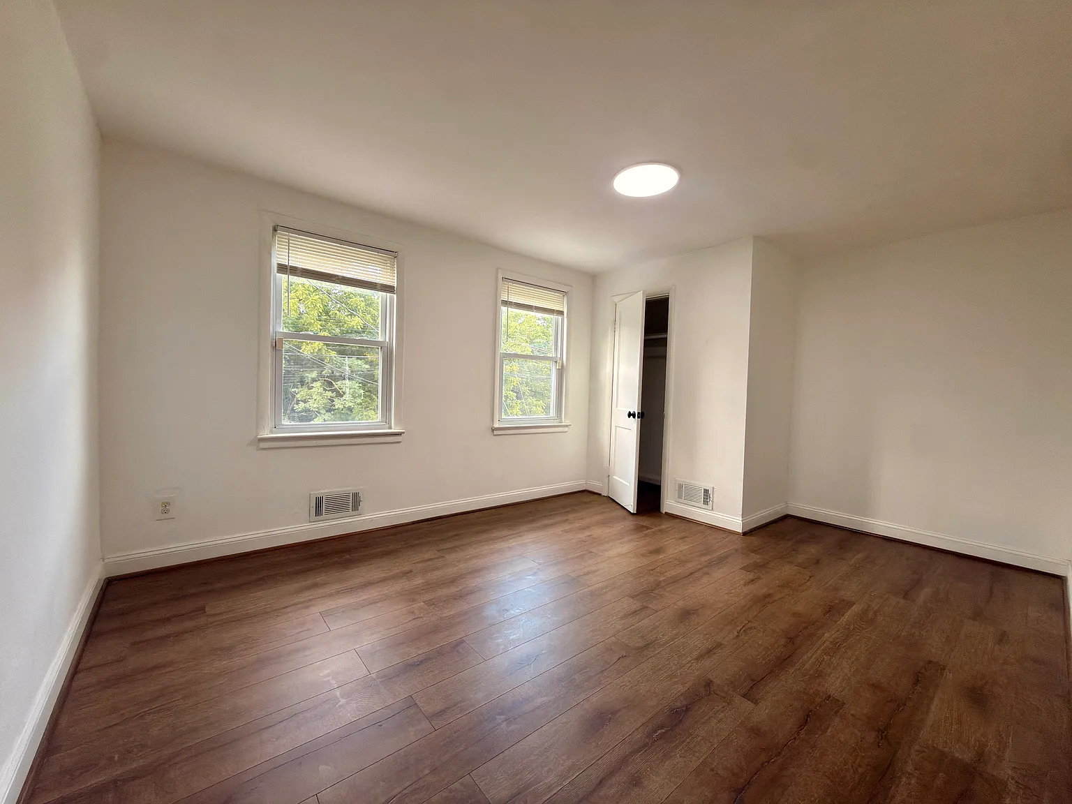 3 bed, 1300 sqft, $2,100 — Photo 2