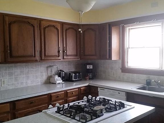 3rd image of 909 McGill St