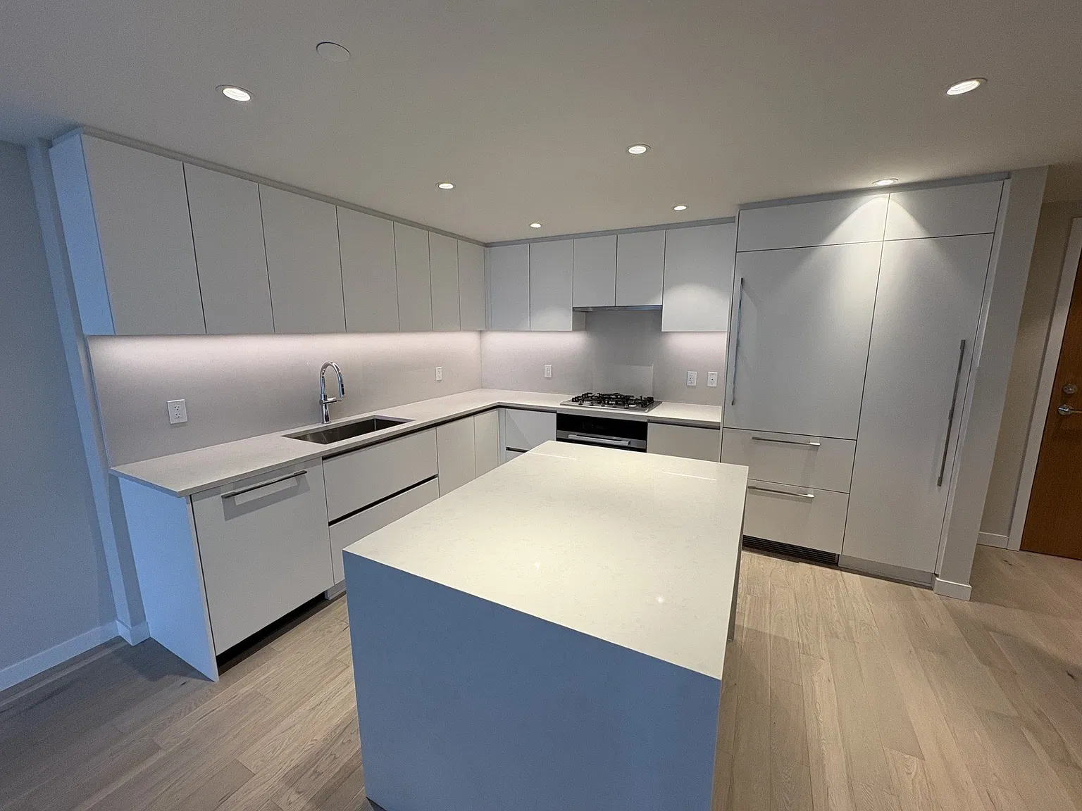 485 W 42nd Ave — Photo 2