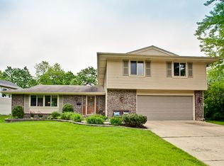 108 S Cedarcrest Dr, Schaumburg, IL 60193
