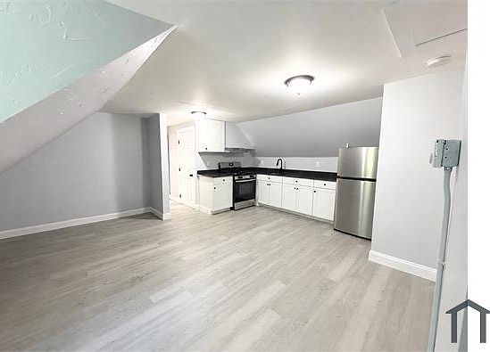 3rd image of 155 Oak St APT 3