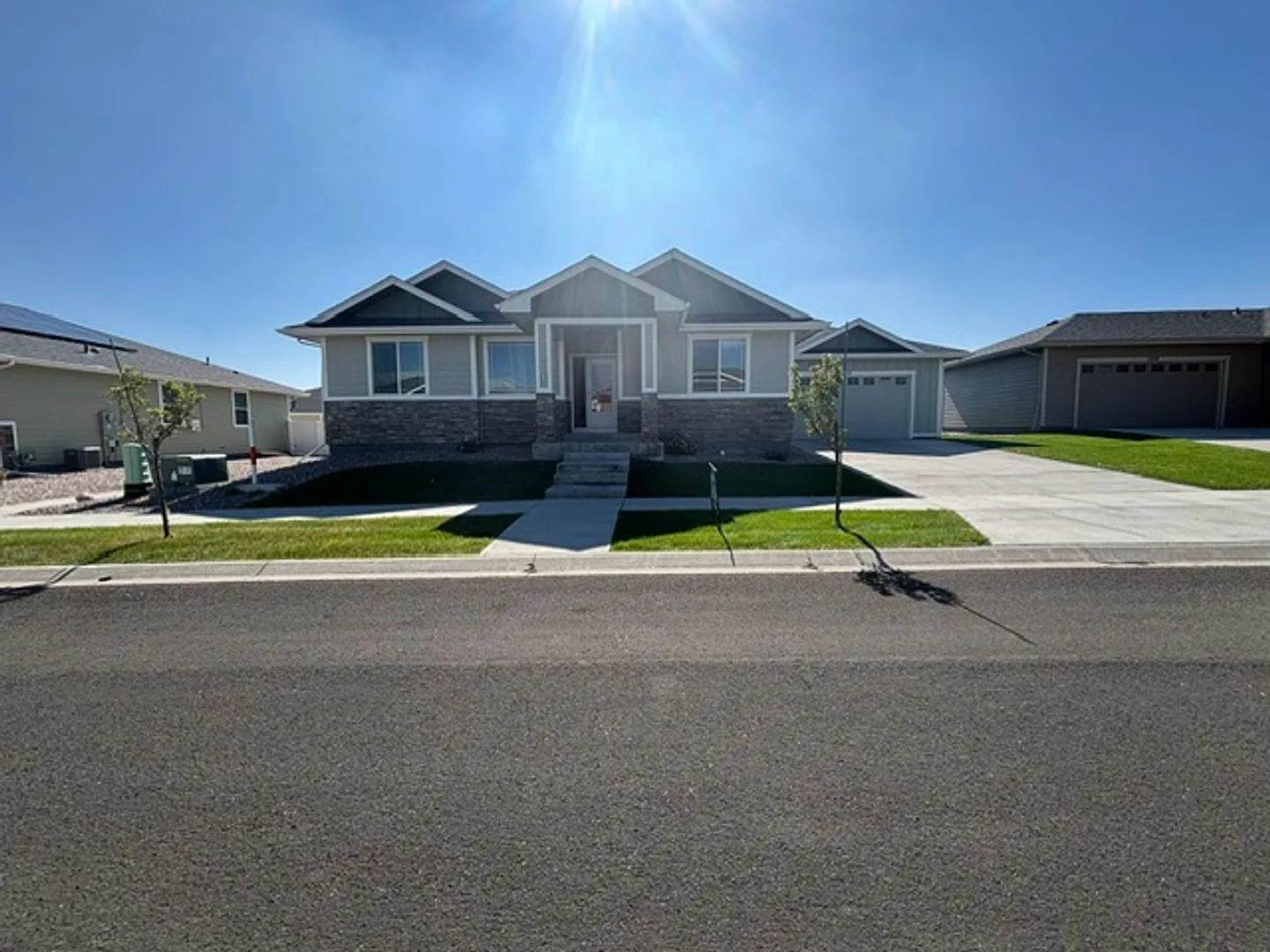 Beautiful 5 Bedroom, 3 Bath Executive Home in the Pointe! — Photo 1