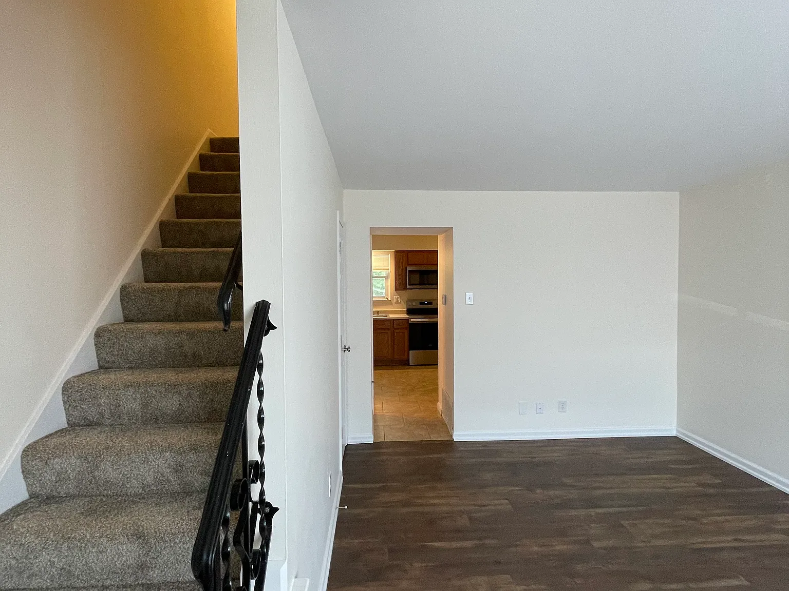 2 bed, 1.5 bath, 930 sqft, $1,295 — Photo 2