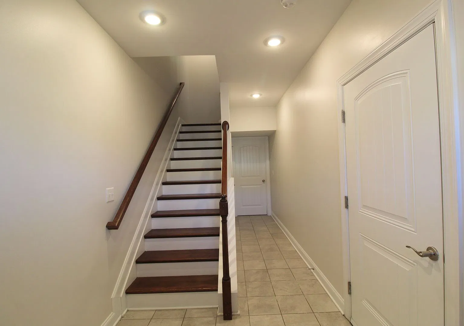 Spacious End-Unit Townhome in Crescent Ridge — Photo 3