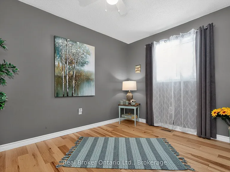 16 Mundy Ave — Photo 9