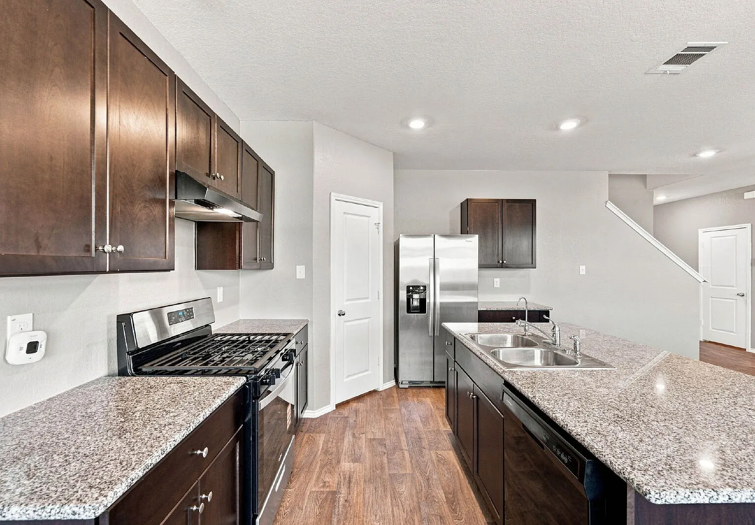3 bed, 2.0 bath, 1182 sqft, $1,600 — Photo 2