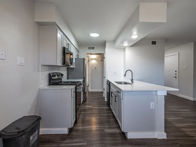 Oakline Apartments — Photo 27