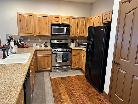 full kitchen with pantry, dishwasher, built in microwave, gas range