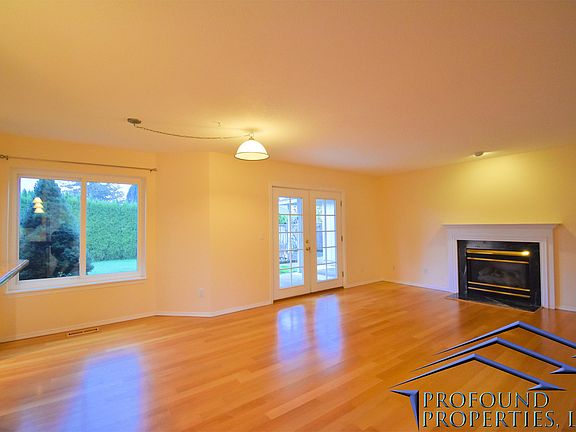 5th image of 813 NE Eaglenest Ct