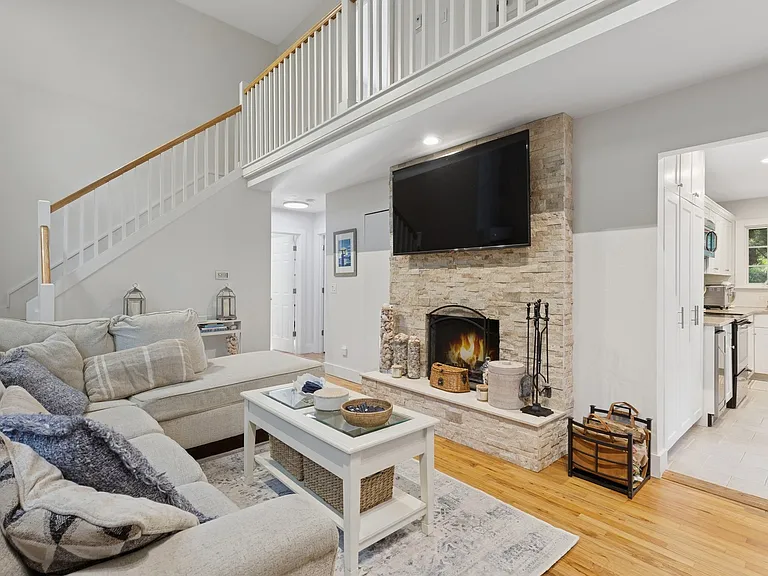 17 Montauk Ave — Photo 3