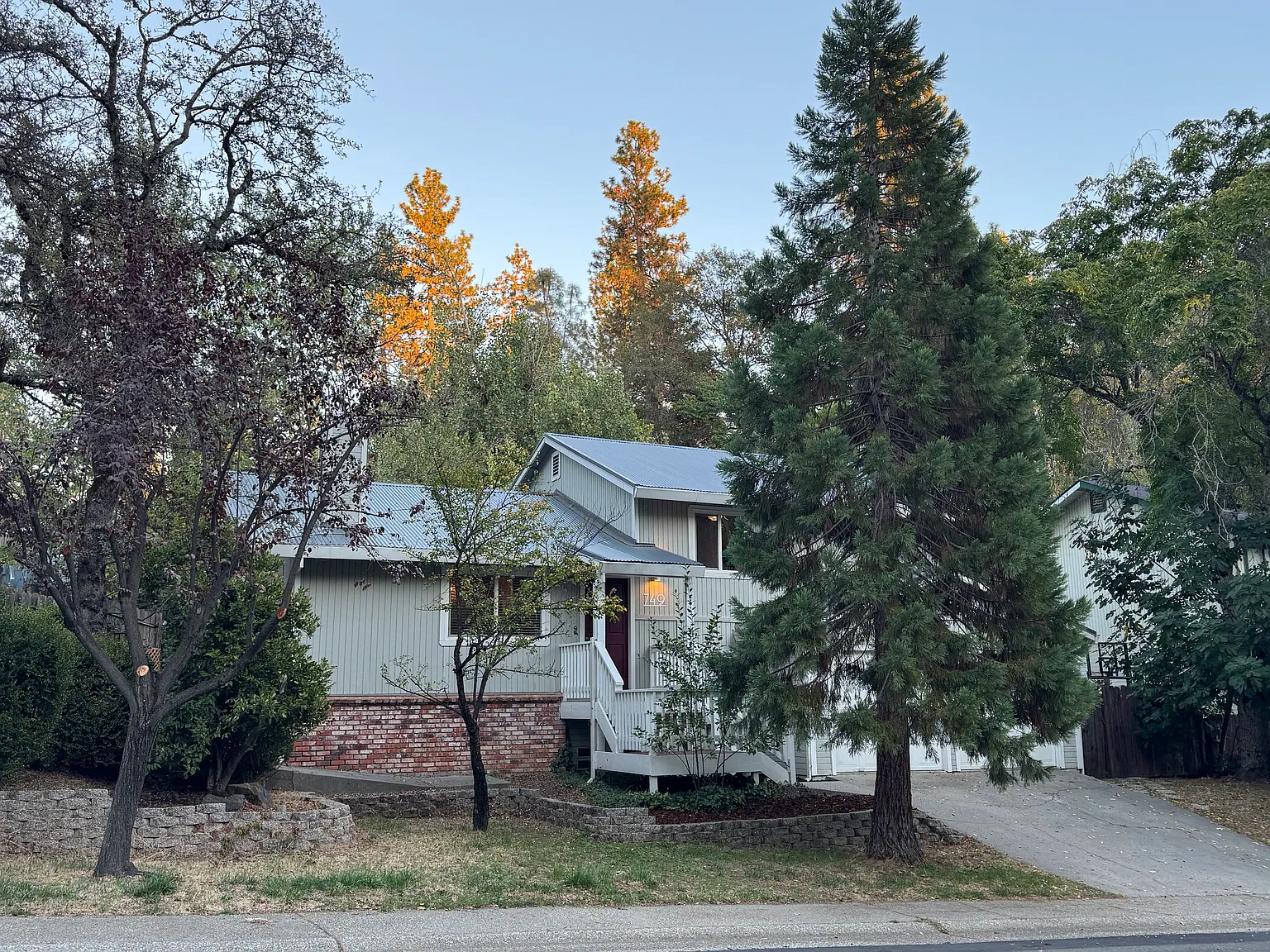 749 Doris Dr — Photo 2