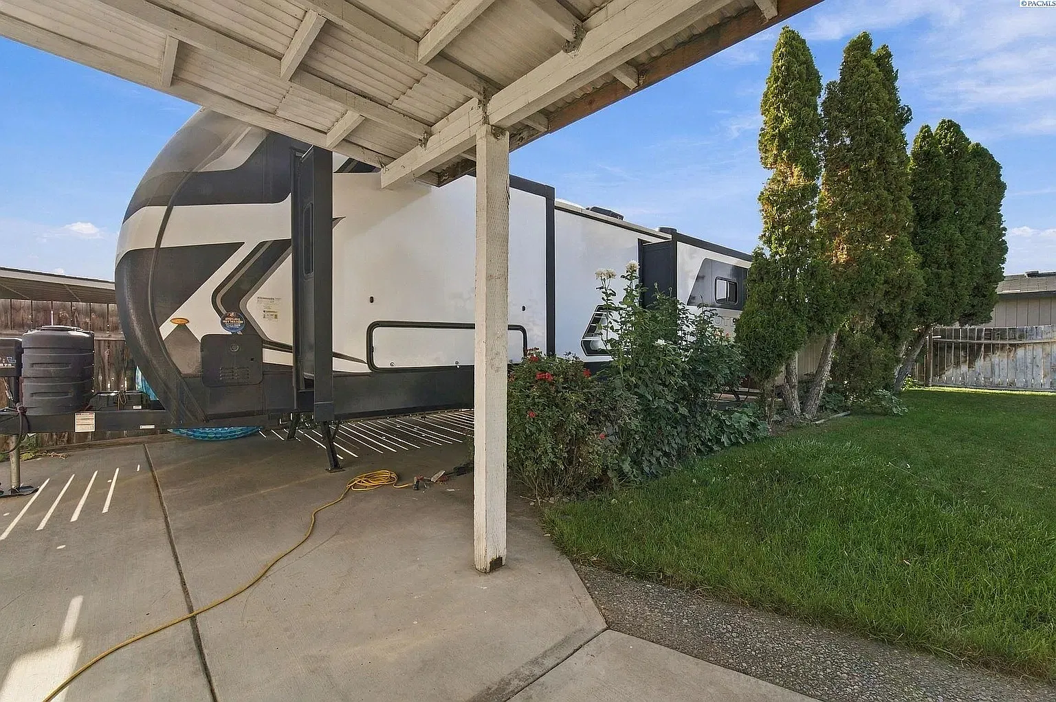 3 bed, 1482 sqft, $2,400 — Photo 4