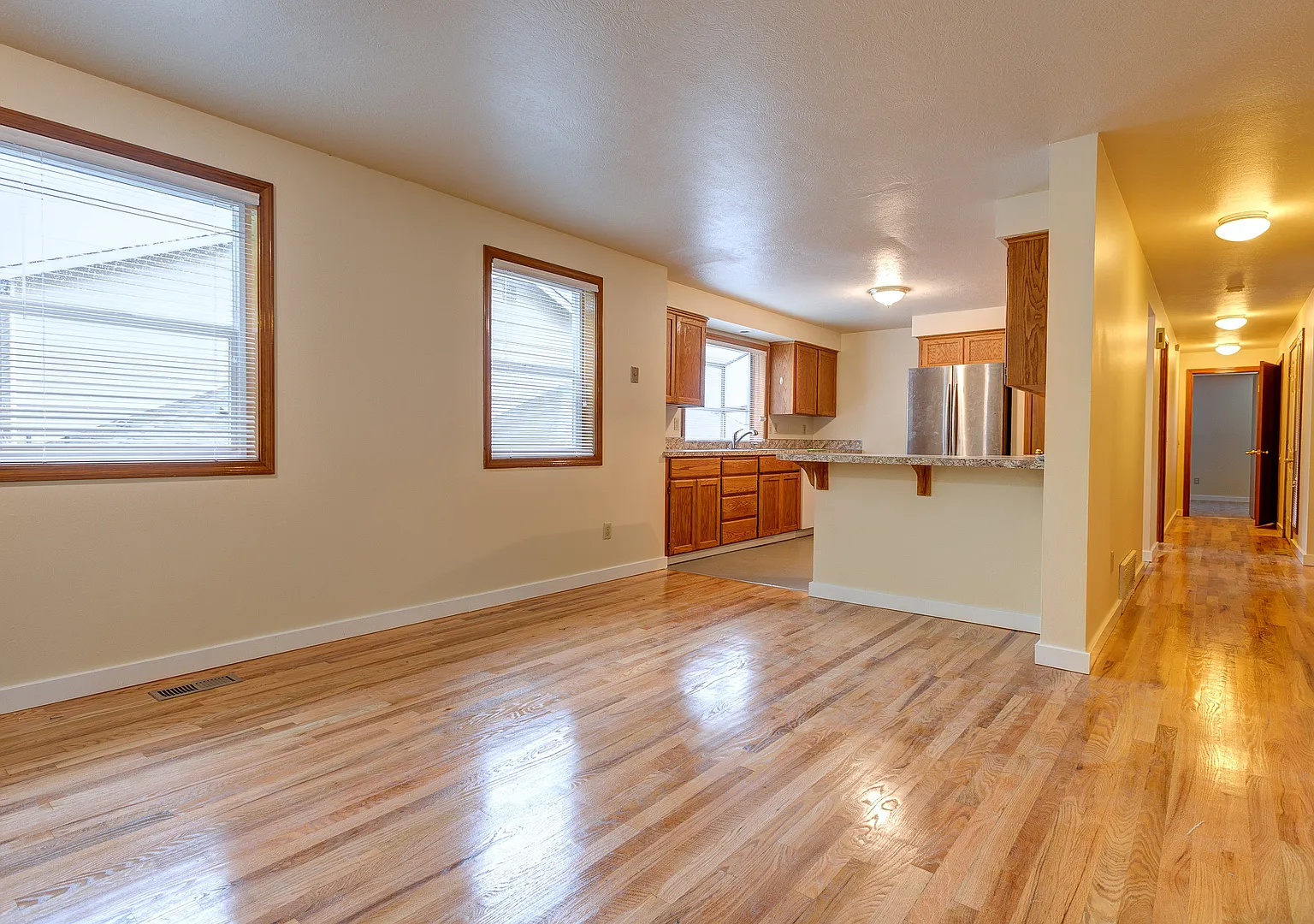 8bed, 4 BA House, Close to University Village!! — Photo 3
