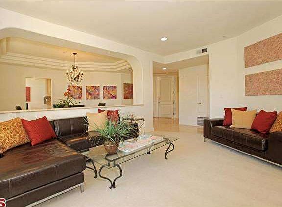 4th image of 453 S Barrington Ave APT 104