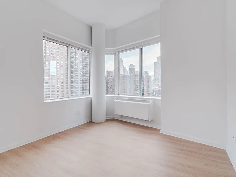 180 Riverside Blvd #510 — Photo 21