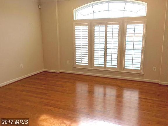 4th image of 372 Urban Ave #372