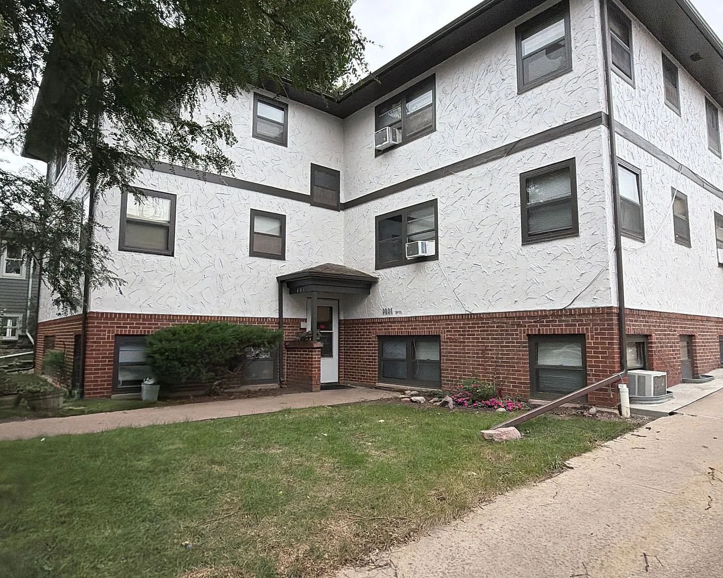 14th & Phillips One Bedroom Apartment - Park Apartments — Photo 3