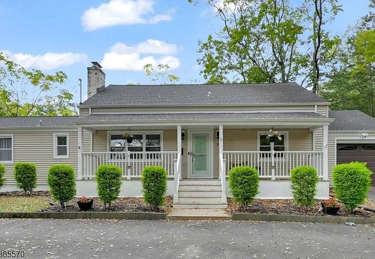 3 Country Club Rd — Photo 1