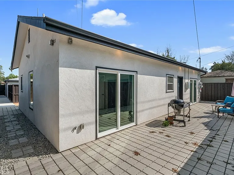 22434 Berdon St — Photo 37