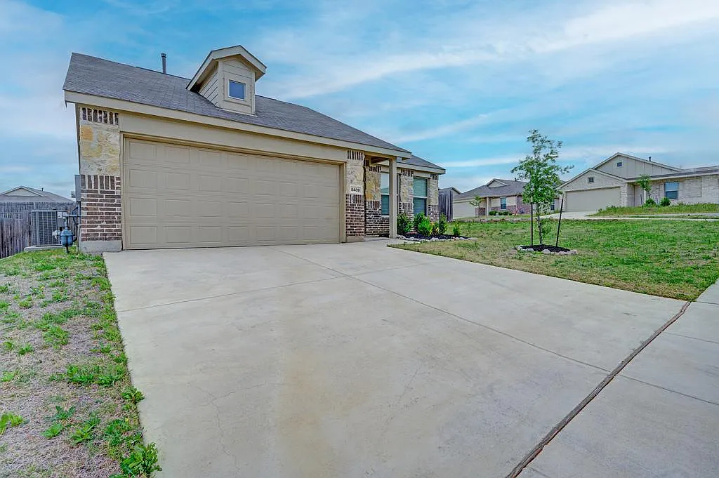 Building Photo - 8409 Hollow Bend St