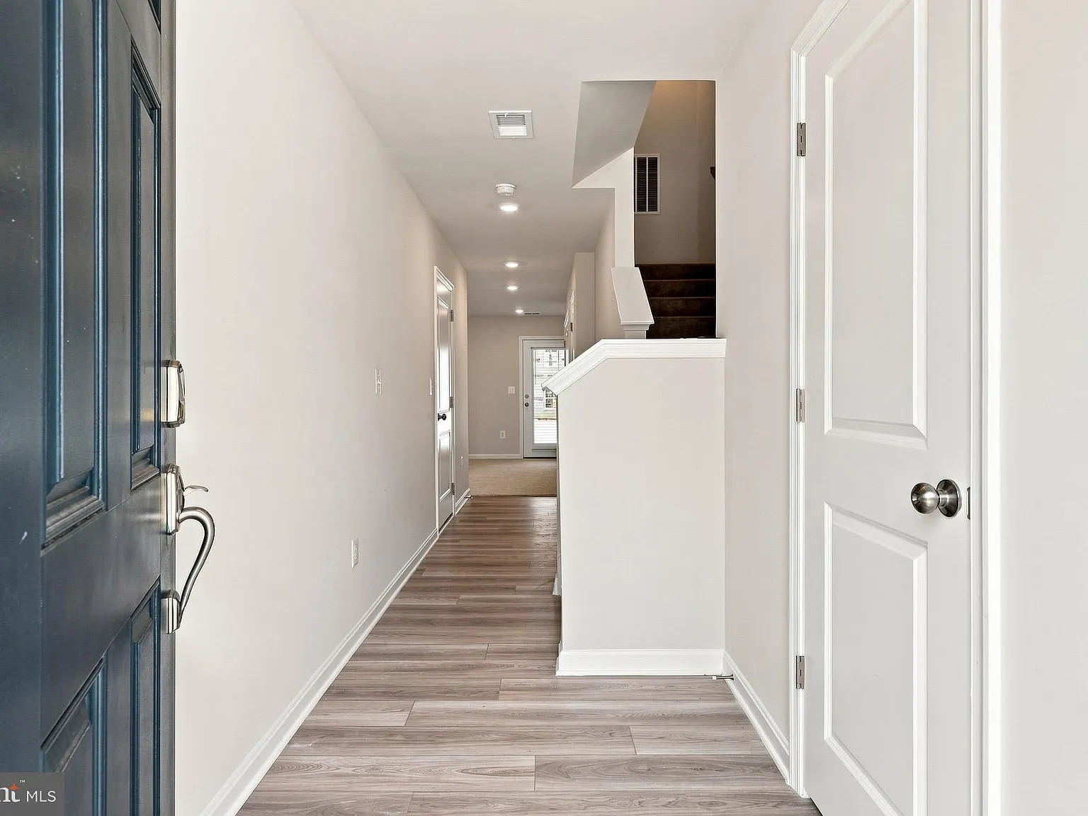 3 bed, 4.0 bath, 1920 sqft, $2,100 — Photo 4