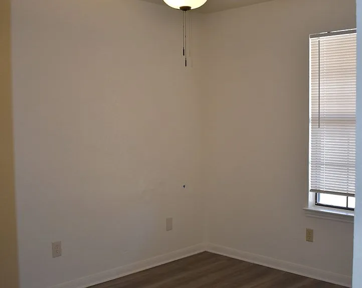 907 Crymes Ln — Photo 8
