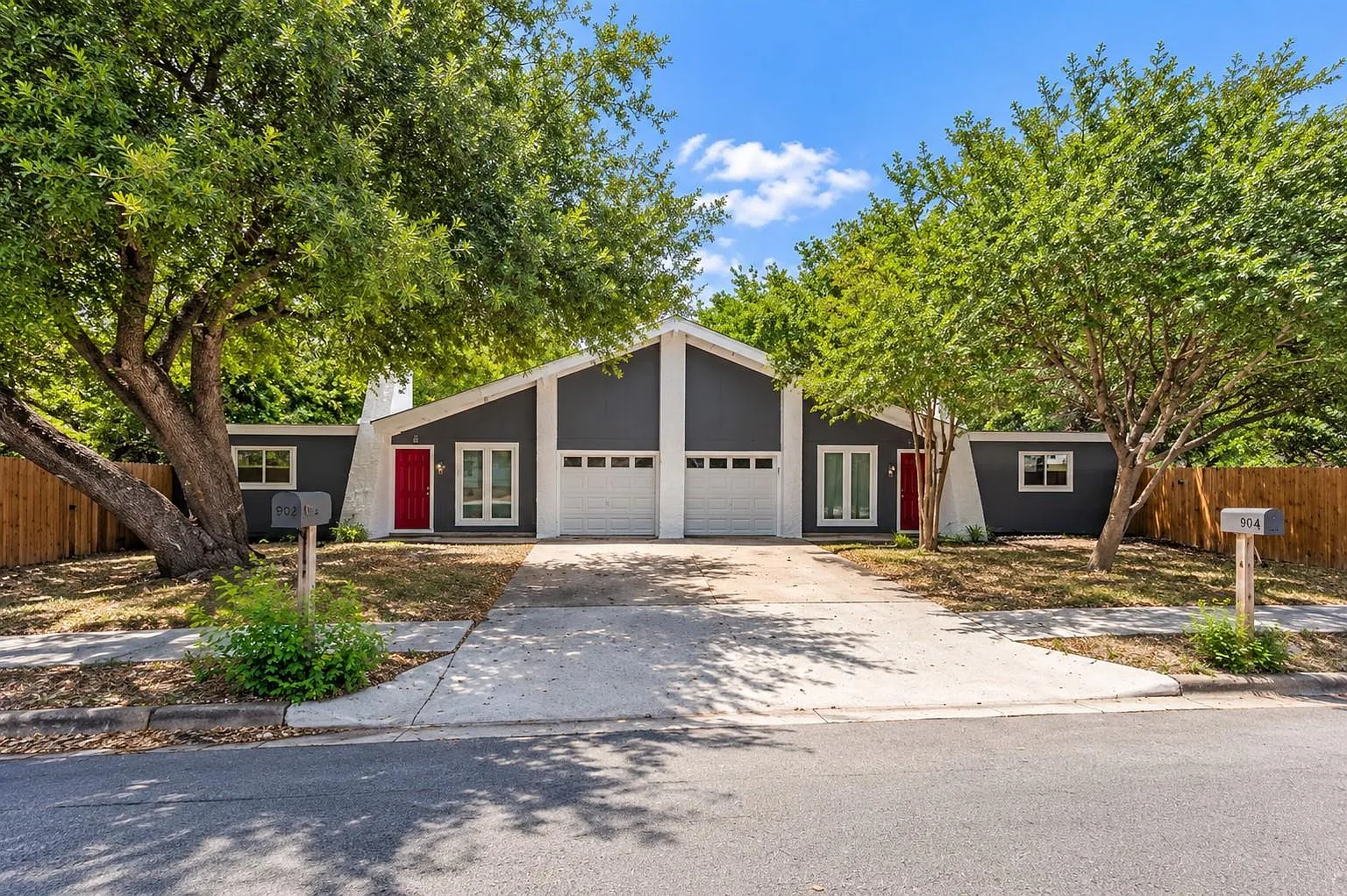 2 bed, 1.0 bath, 812 sqft, $1,600 — Photo 1