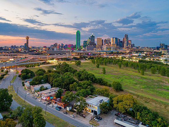 BUILDING PROXIMITY TO DOWNTOWN. AMAZING SUNSET VIEWS OF DOWNTOWN.