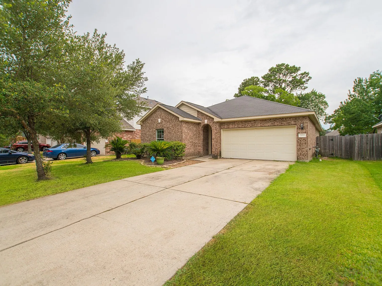 3 bed, 2.0 bath, 1908 sqft, $2,050 — Photo 3