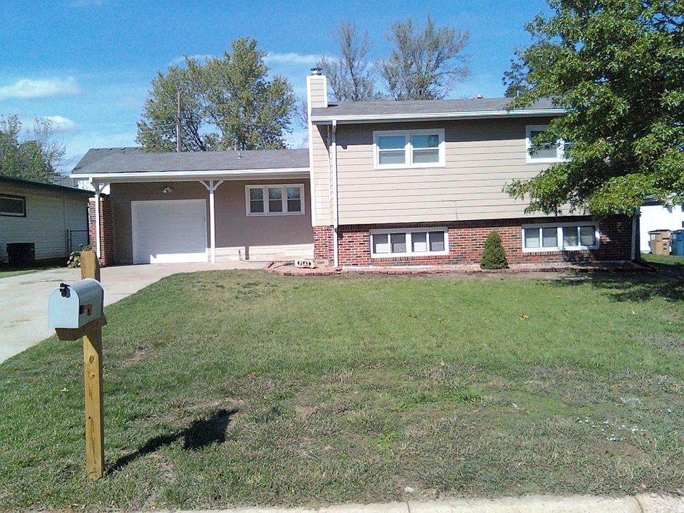 Front yard with one car garge and wide driveway