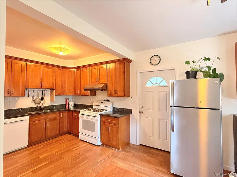 60 Hammond St — Photo 6