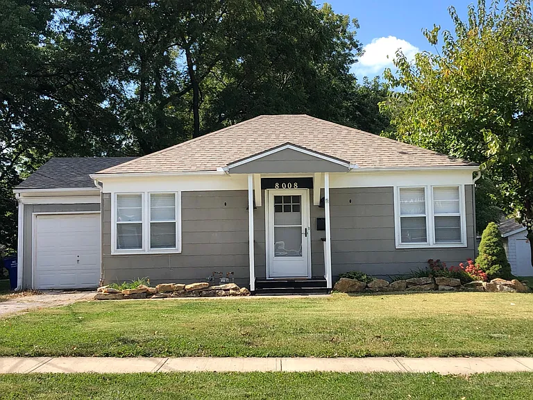 8008 Newton St — Photo 1