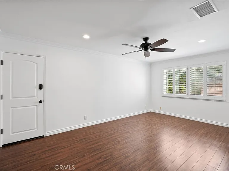 10811 Des Moines Ave — Photo 20