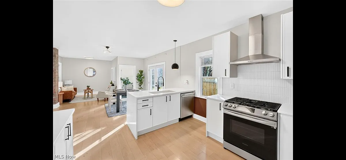 Enjoy all the modern amenities in this beautifully redone Ohio City classic free standing single family home. — photo 3