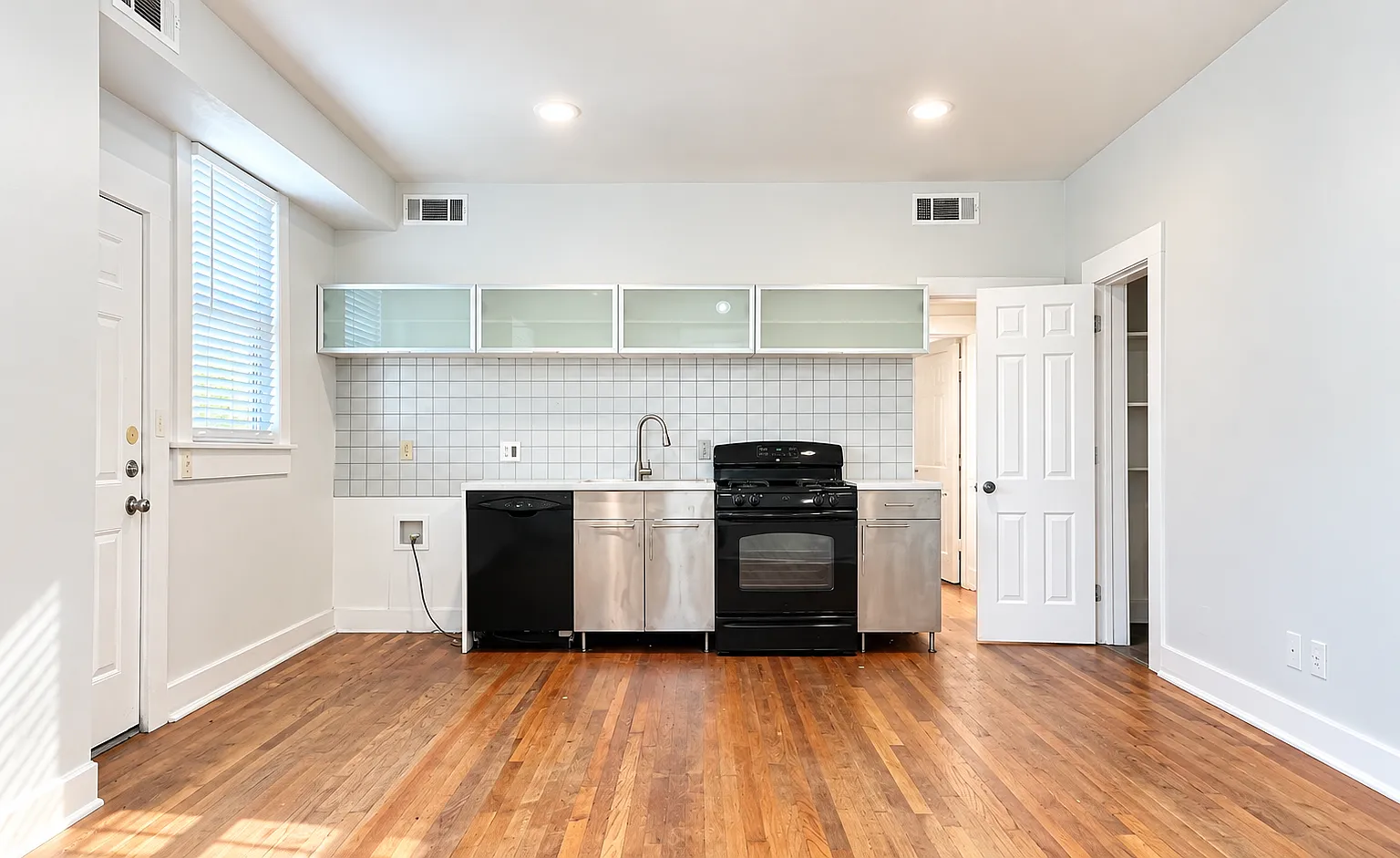 1 bed, 900 sqft, $1,200 — Photo 3