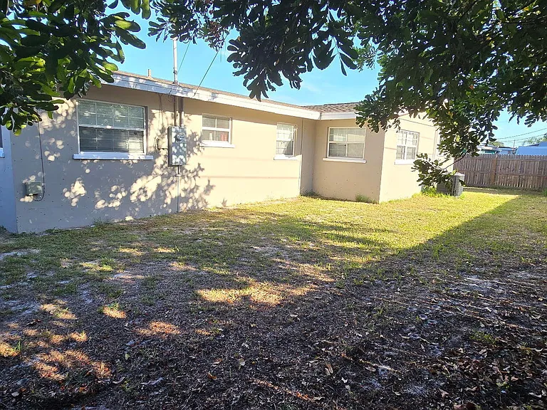 581 Oxford Ave — Photo 2