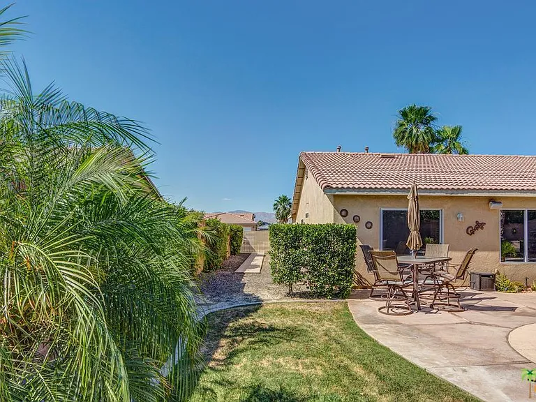 81433 Avenida Esmeralda — Photo 23