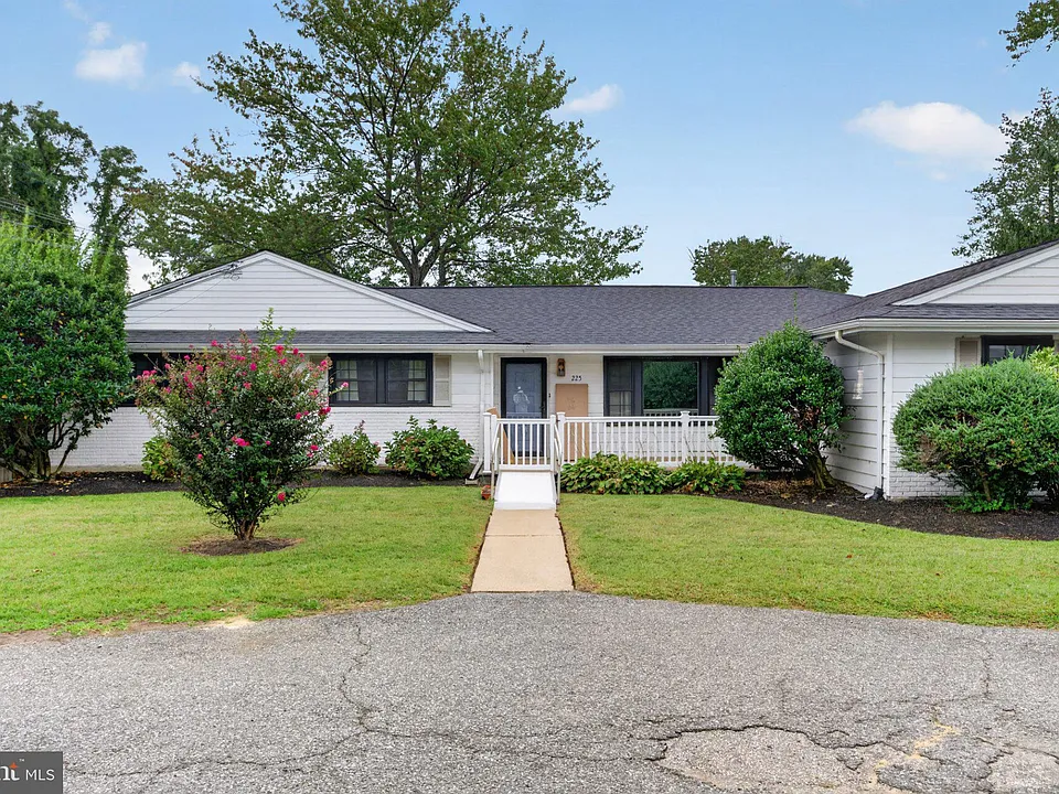 225 N Locust Ave