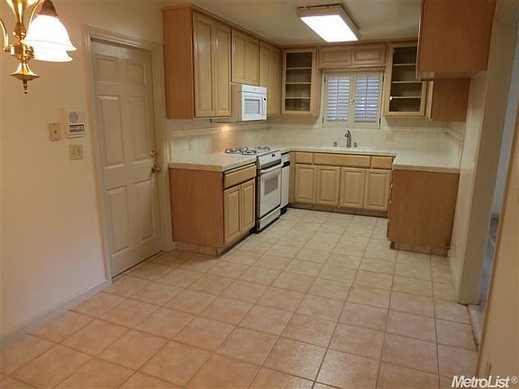 3rd image of 7606 Rosewood Dr