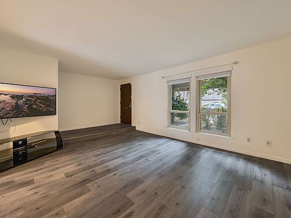 5th image of 317 Bridge Pl