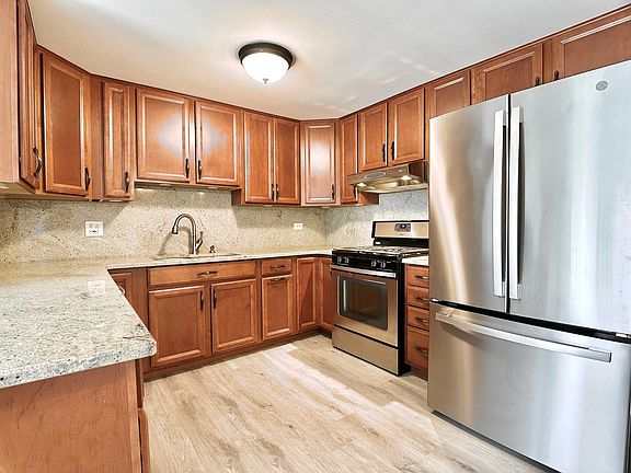 3rd image of 165 Chatham Ct APT A
