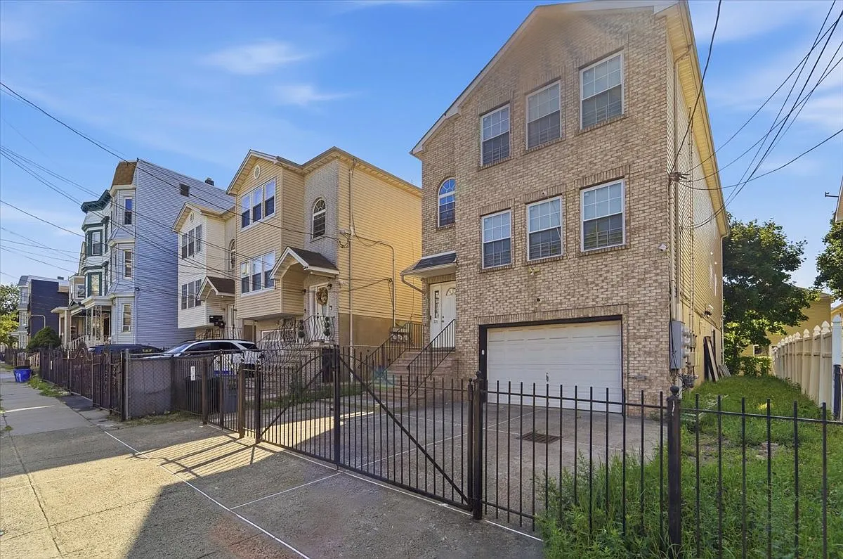 3 bed, 1200 sqft, $2,650 — Photo 2