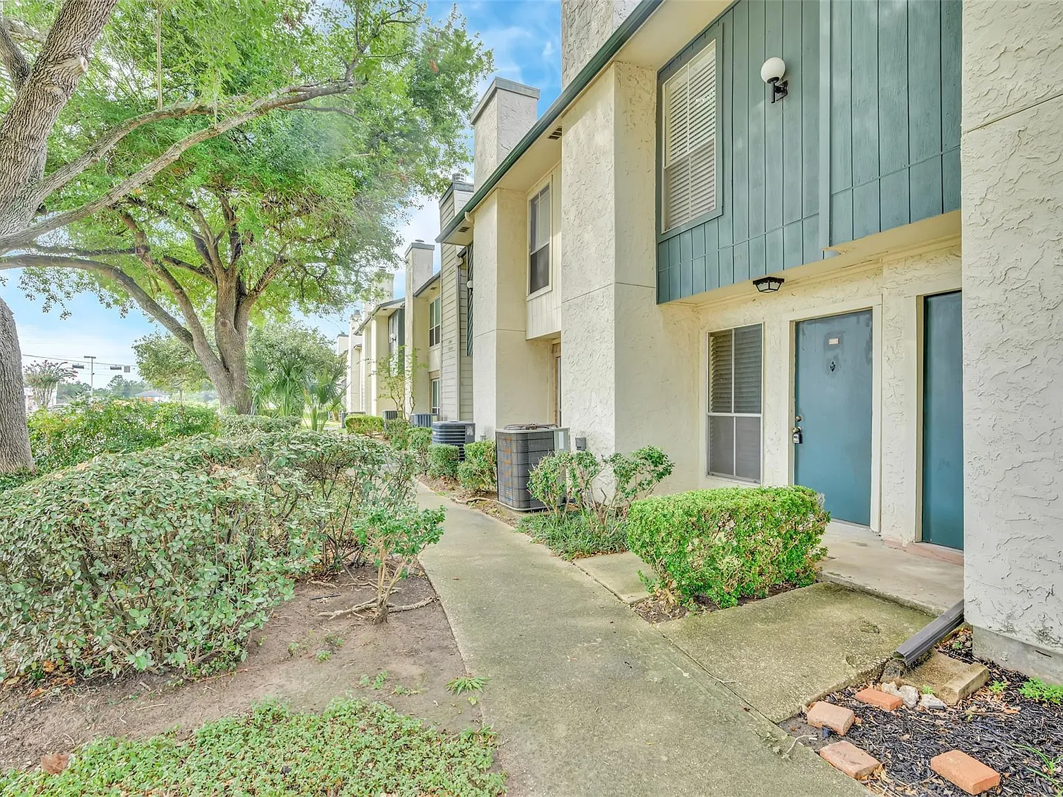 2 bed, 2.5 bath, 1176 sqft, $1,400 — Photo 2