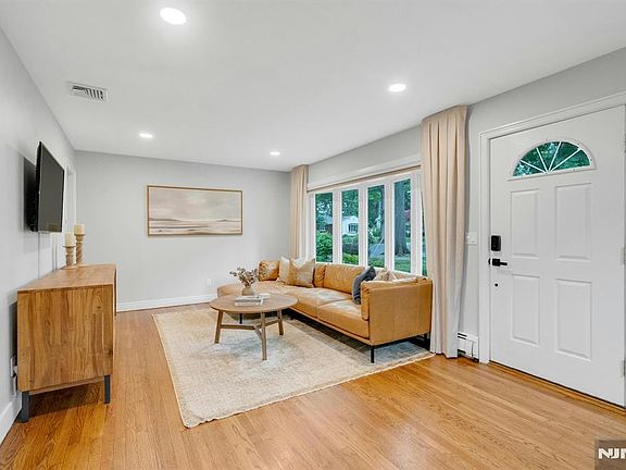 3rd image of 57 Stonefield Rd