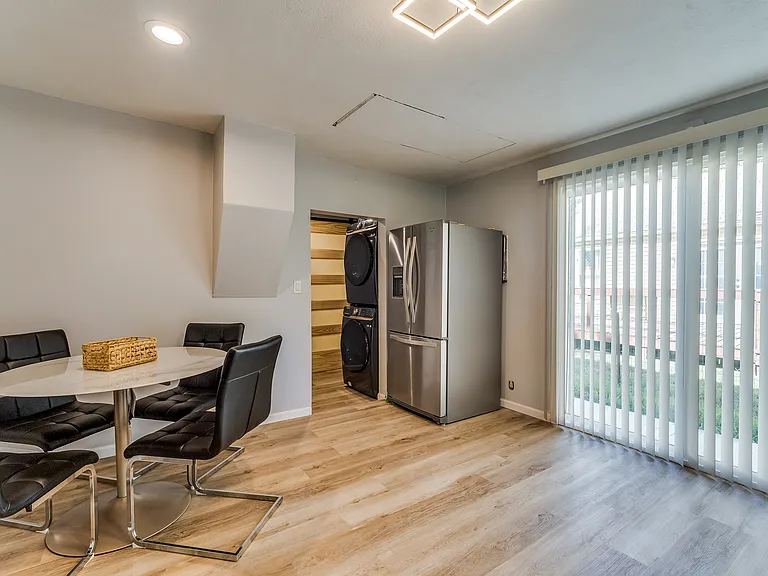 110 E Osborne St — Photo 13