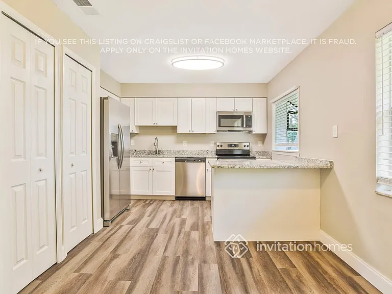 316 E Rose Ln — Photo 7