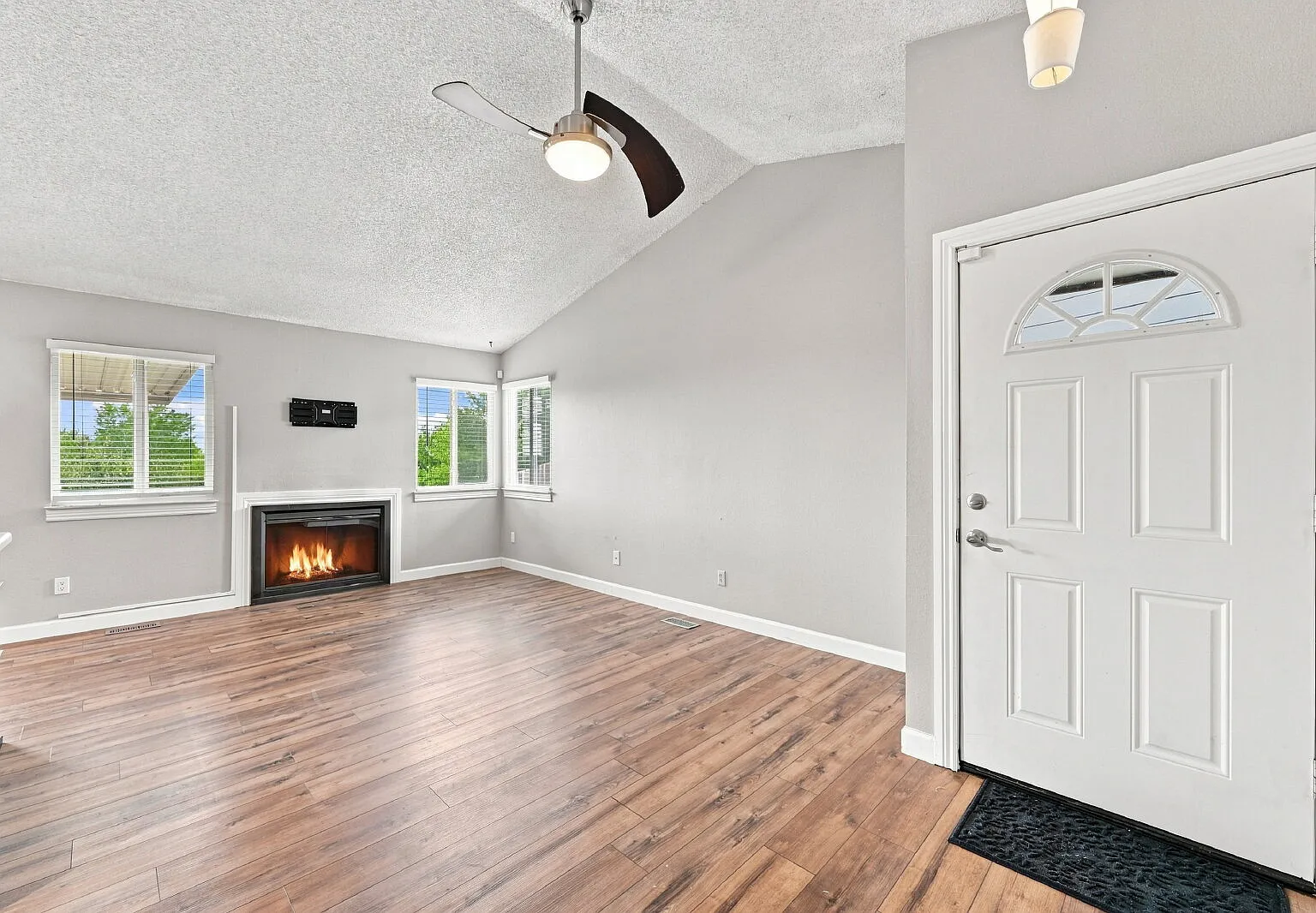3 bed, 2.0 bath, 1061 sqft, $2,146 — Photo 3
